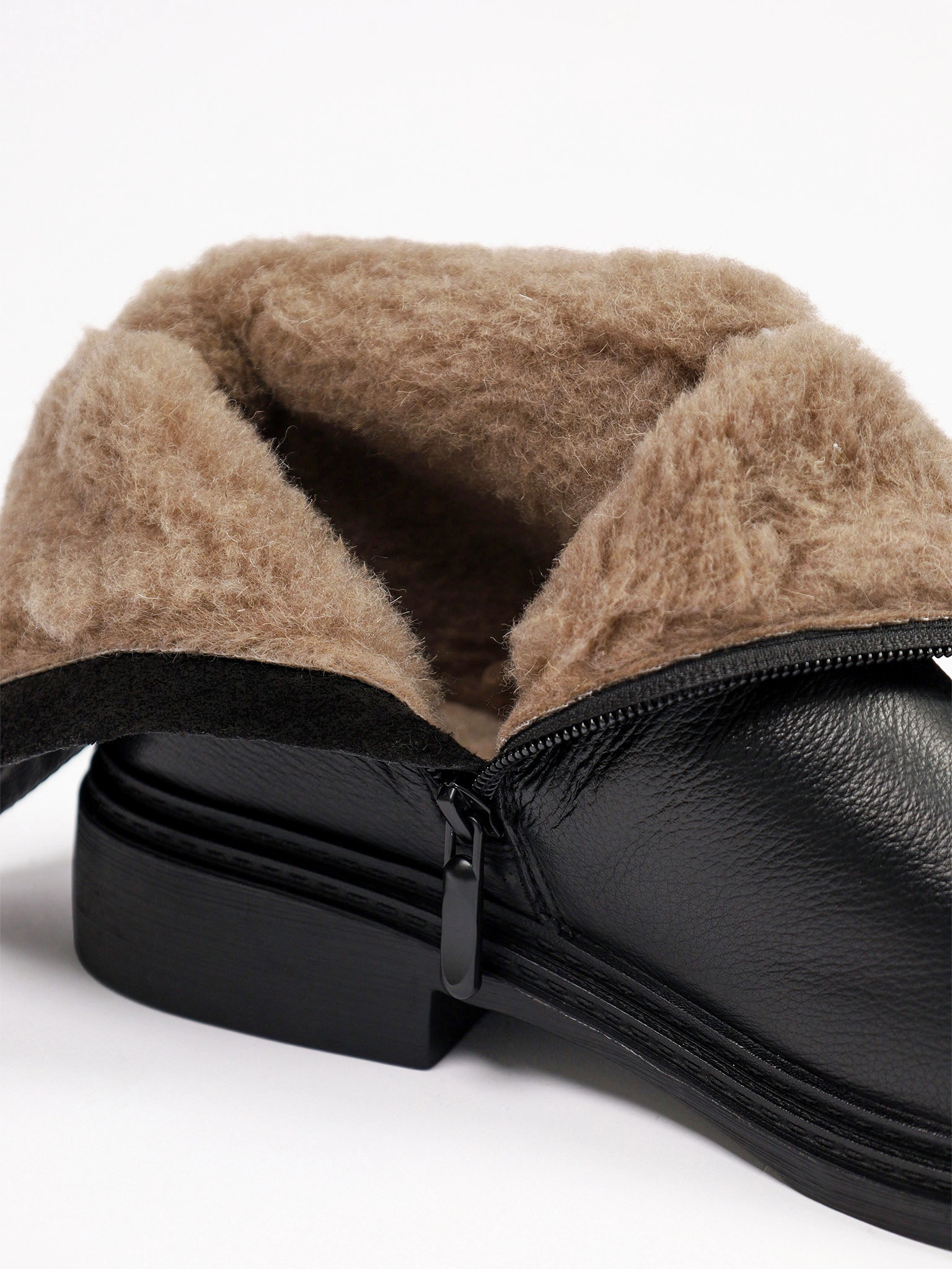 Ботинки черного цвета на среднем широком каблуке